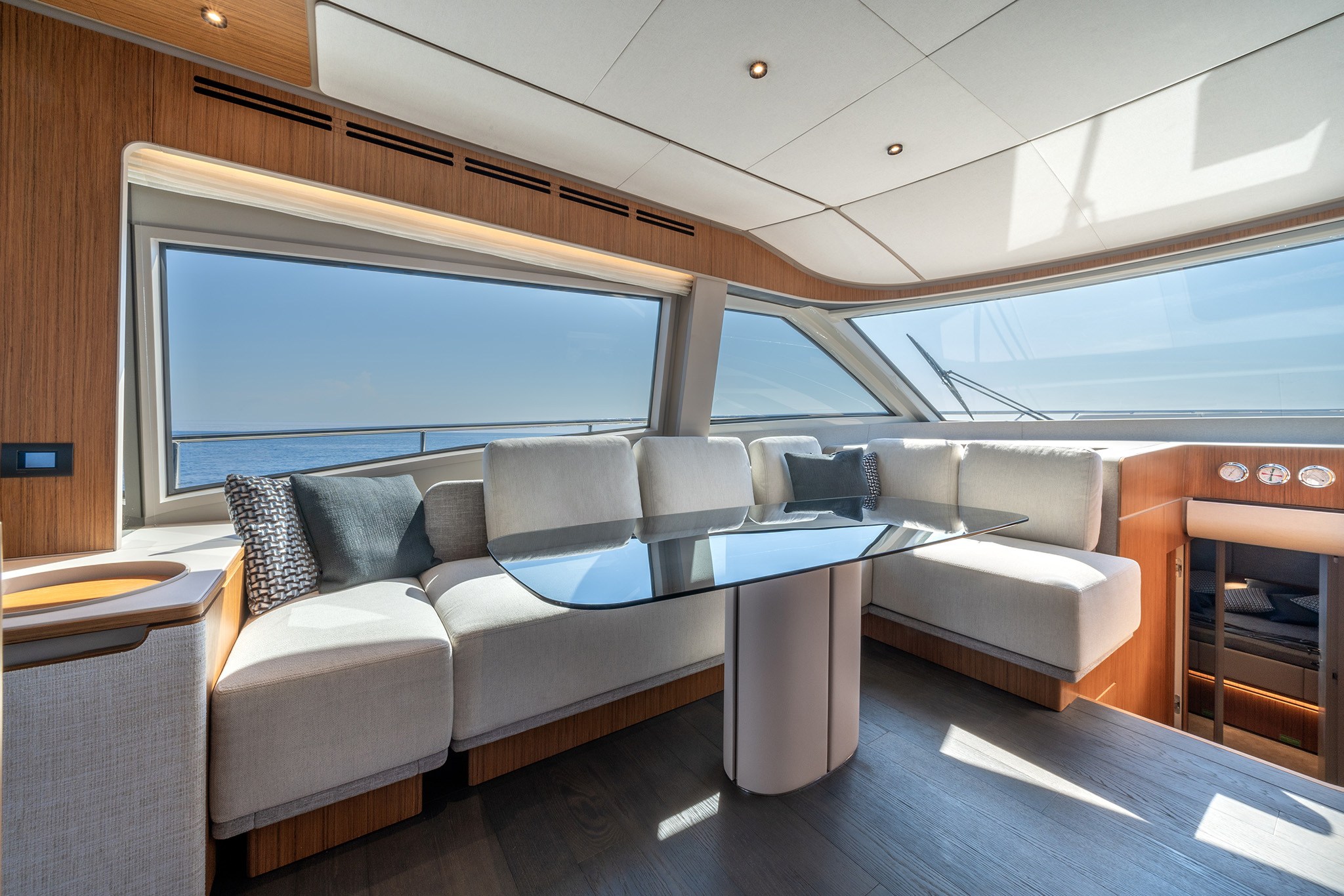 Ferretti Yachts 670