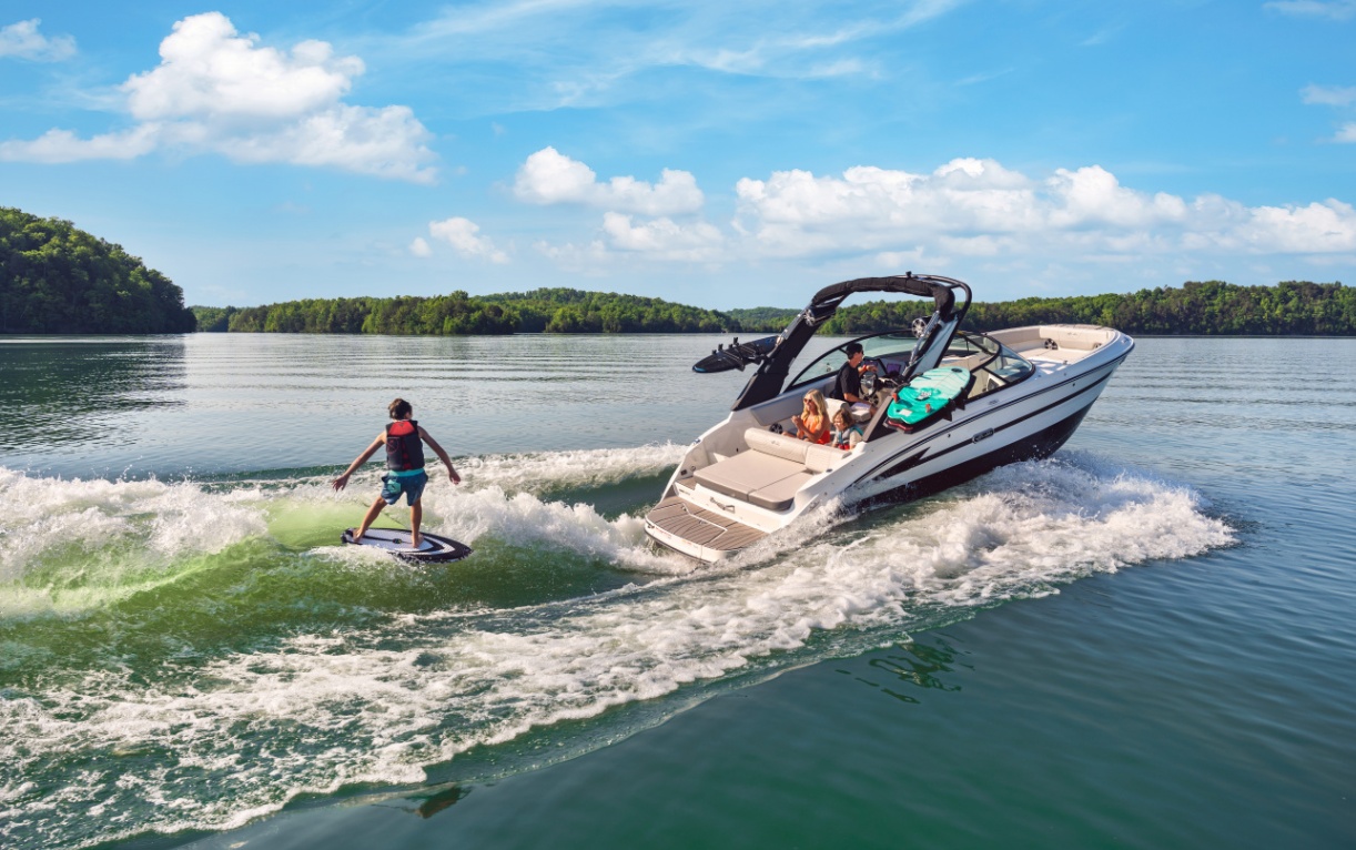 Sea Ray 230 SDX Surf: универсальный катер для отдыха и спорта