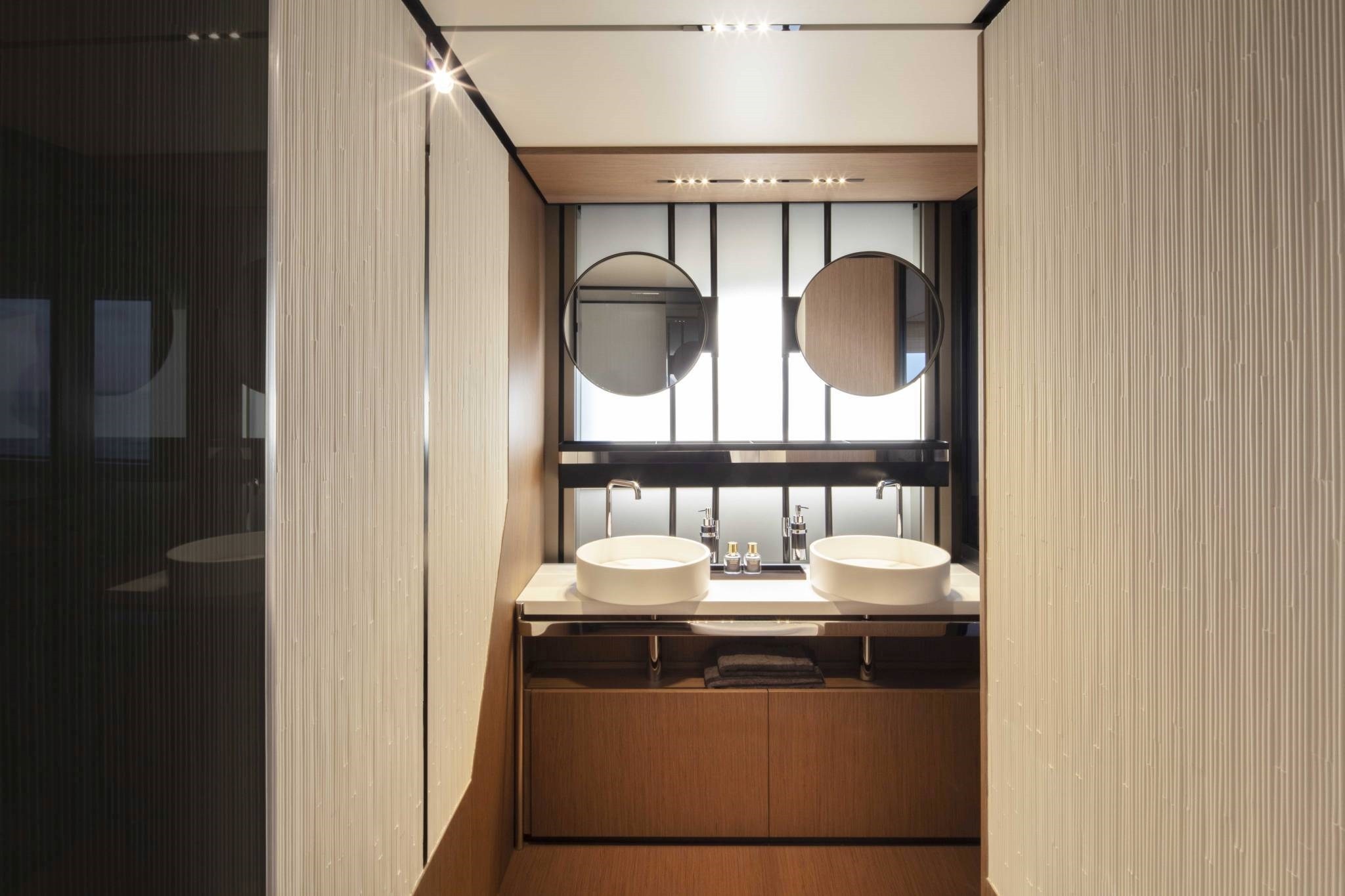 Ferretti Yachts 720