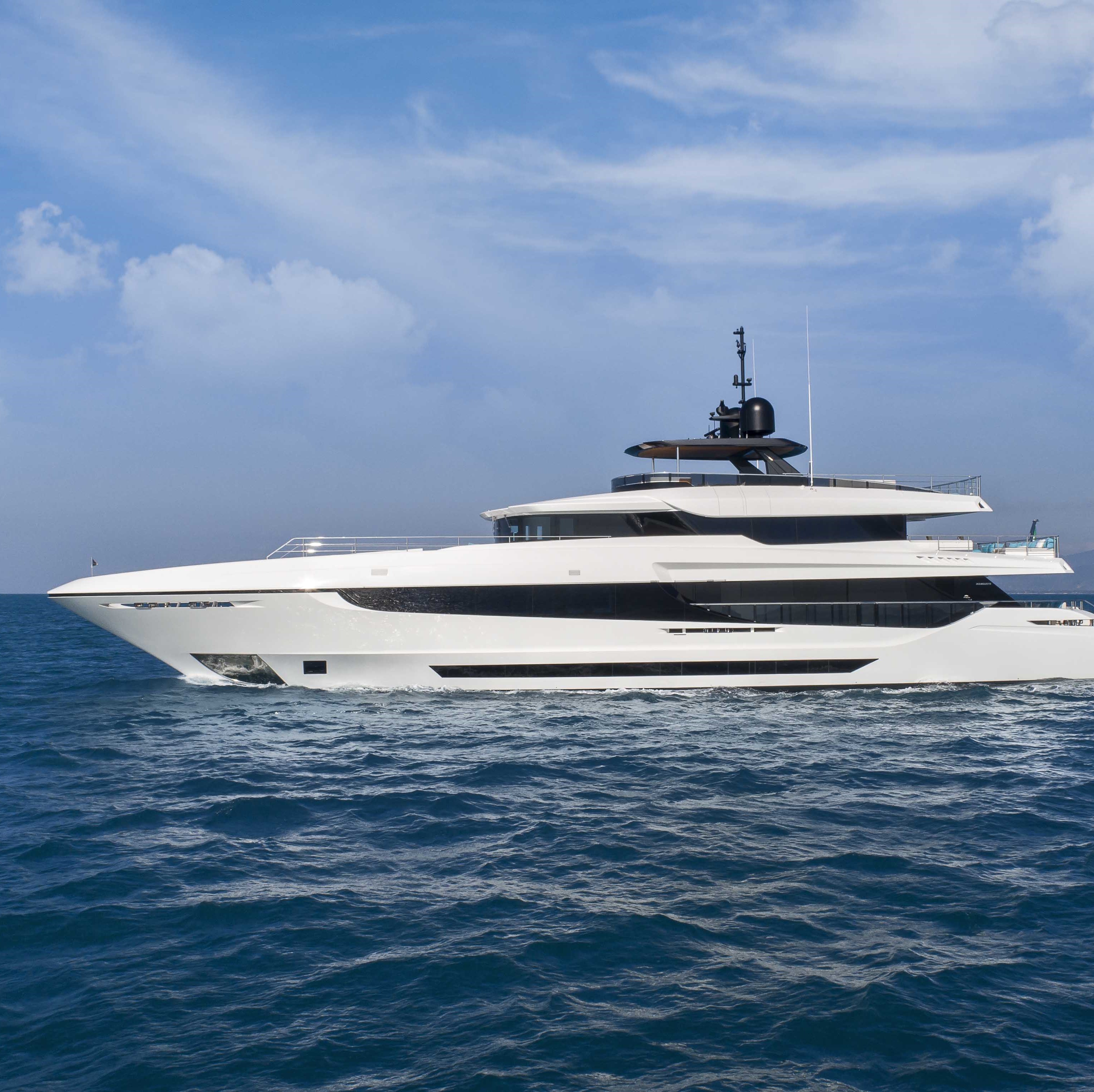Проданы две суперъяхты Mangusta – Oceano 43 и GranSport 33