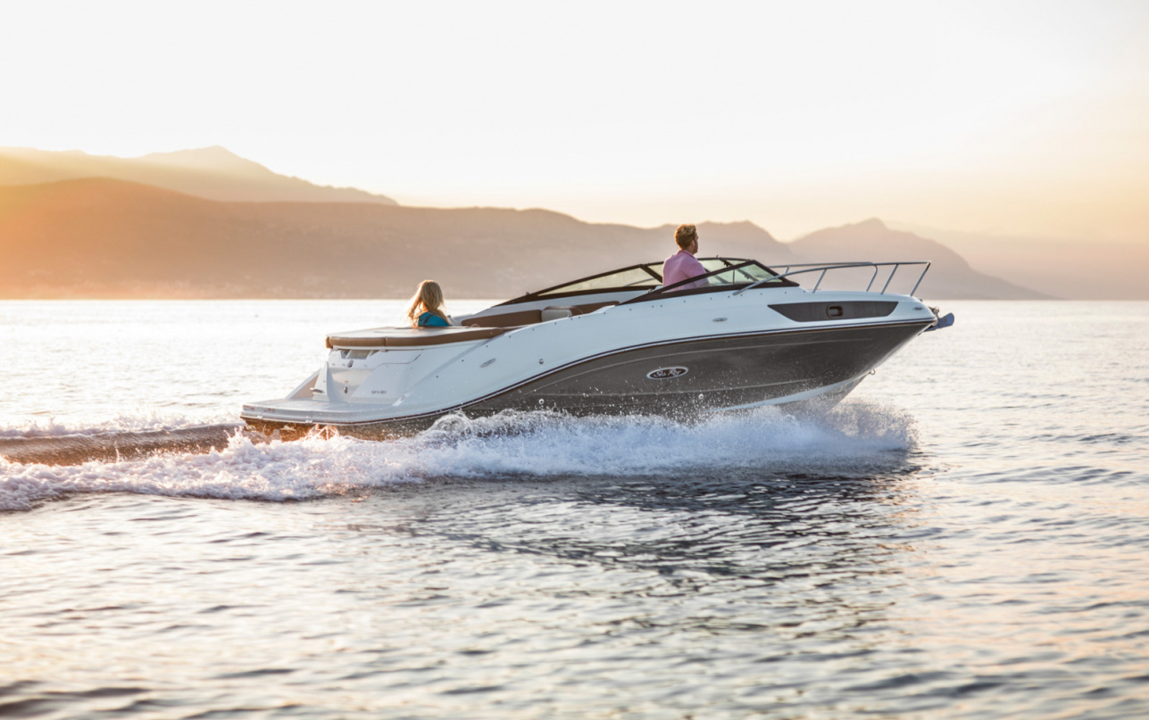 Катер Sea Ray Sunsport 230: мощь и элегантность