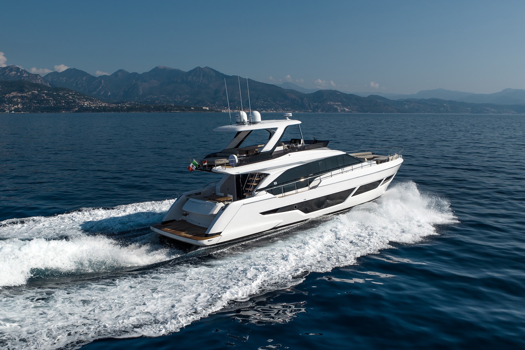 Ferretti Yachts 670