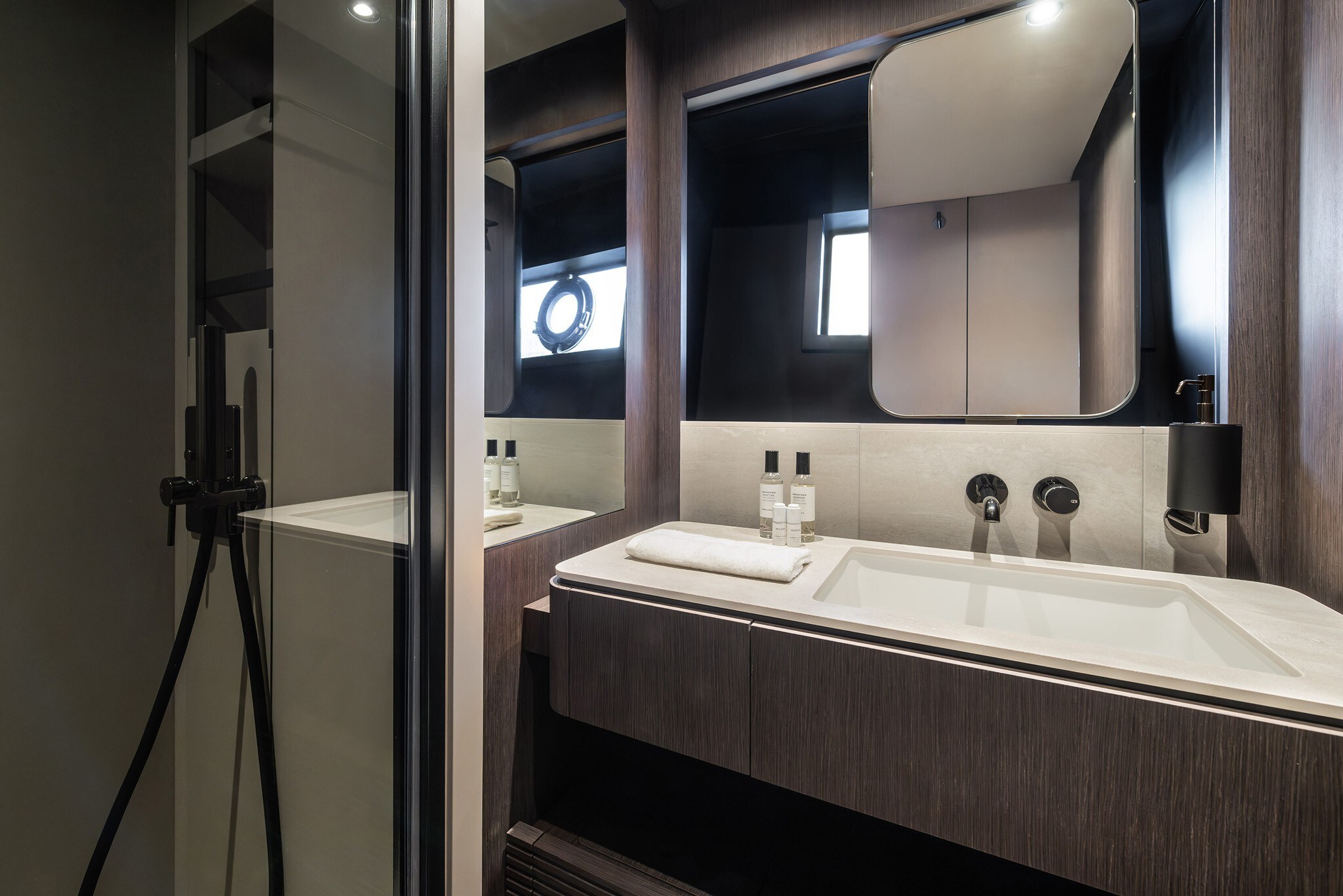 Ferretti Yachts 800
