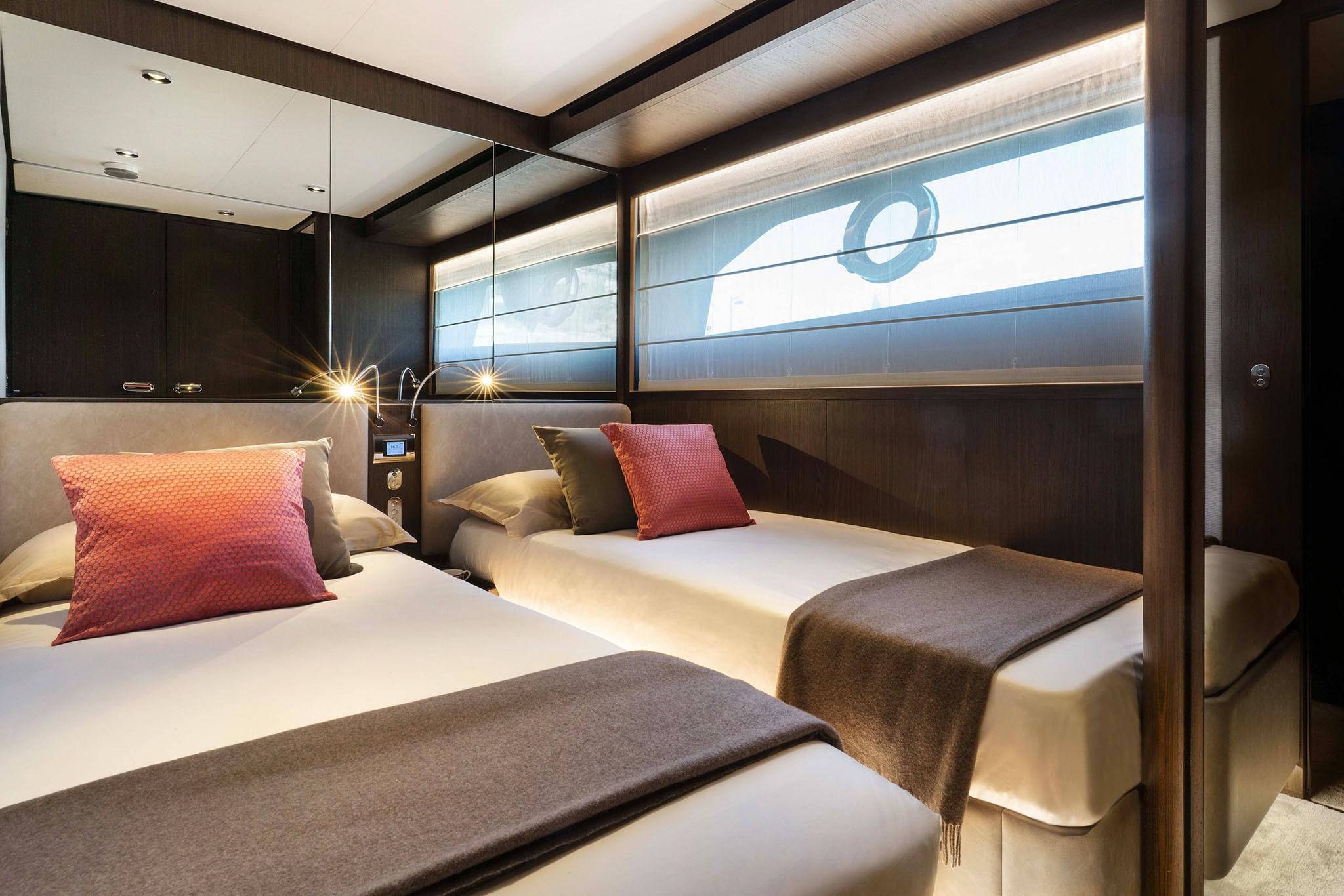 Ferretti Yachts 860