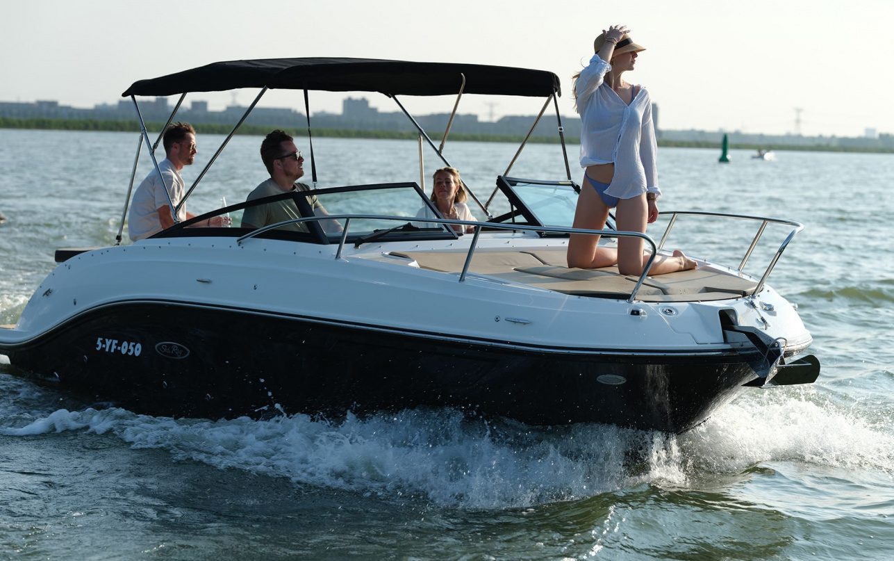 Катер Sea Ray 230 SunSport фото 1.4