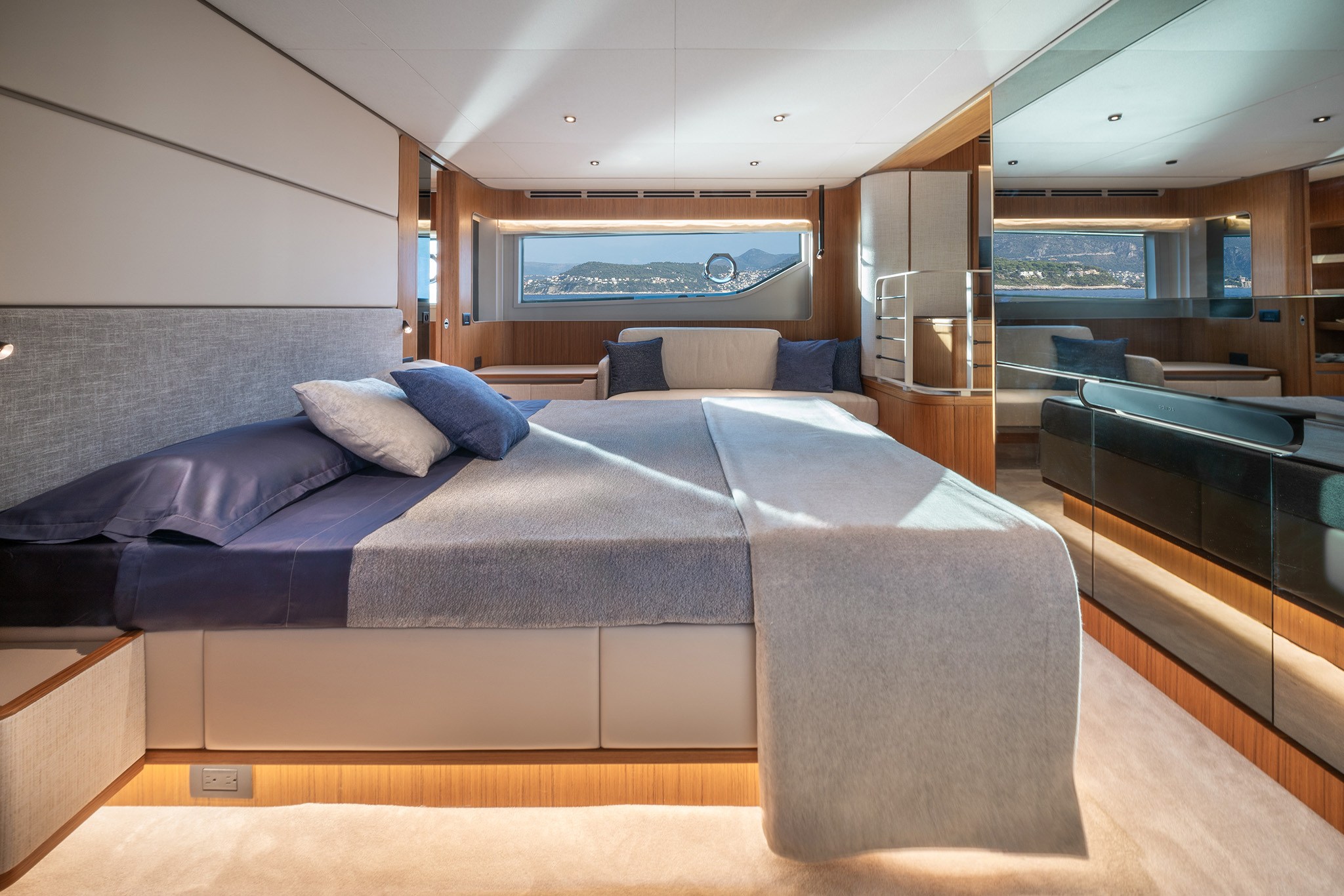 Ferretti Yachts 670