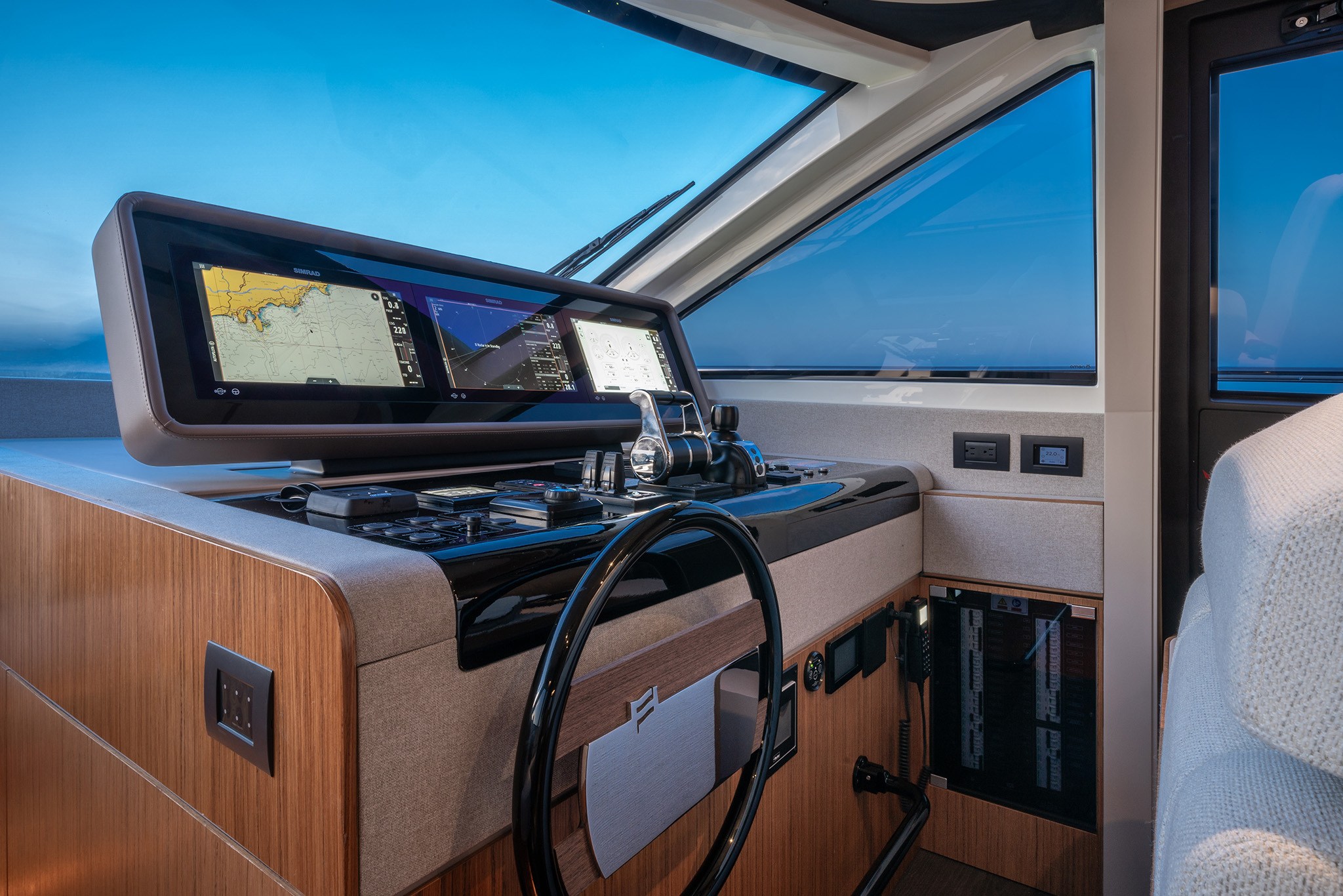 Ferretti Yachts 670