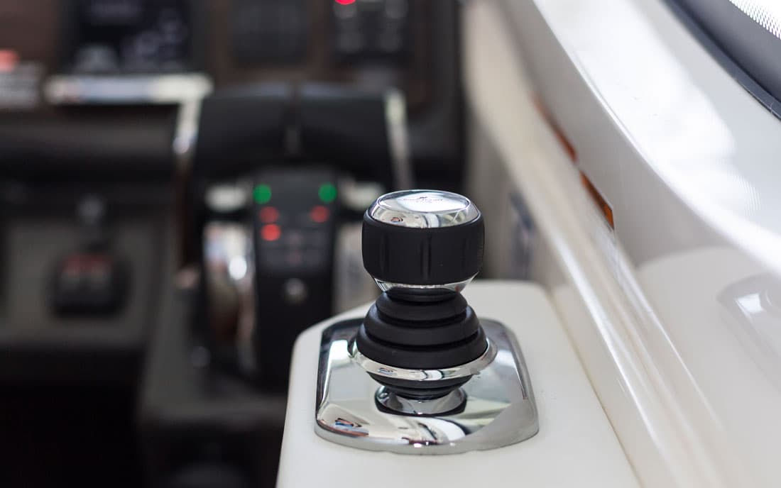 Катер Sea Ray Sundancer 350 Coupe фото 2.12
