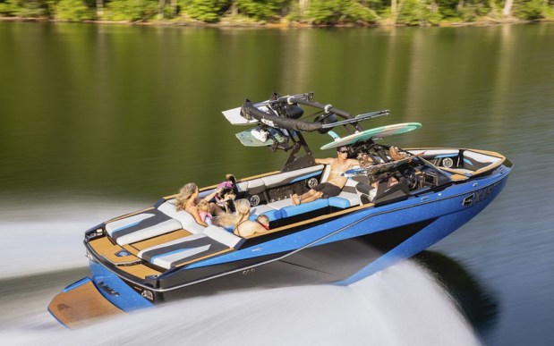 Axis T250 - самый большой катер в линейке Axis Wake Research