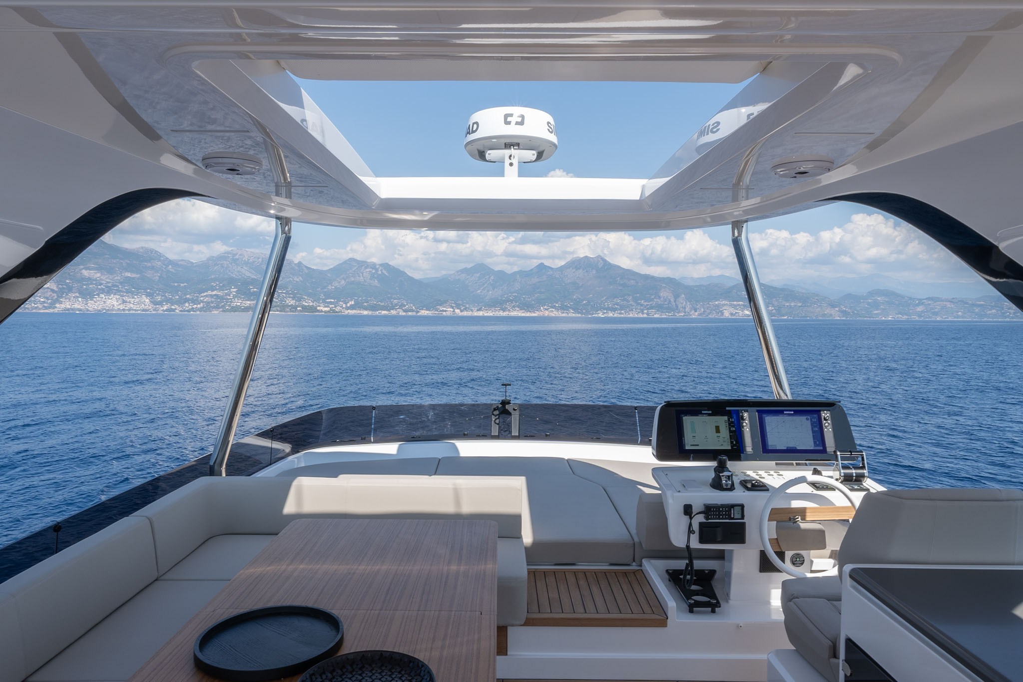 Ferretti Yachts 670
