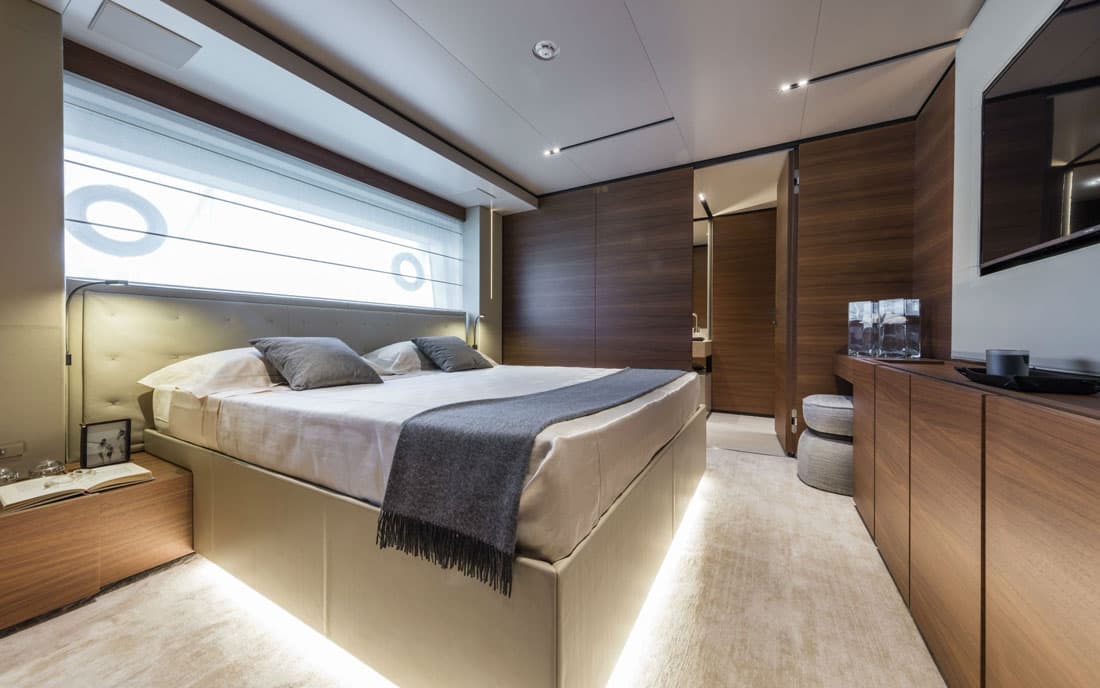Custom Line Navetta 33