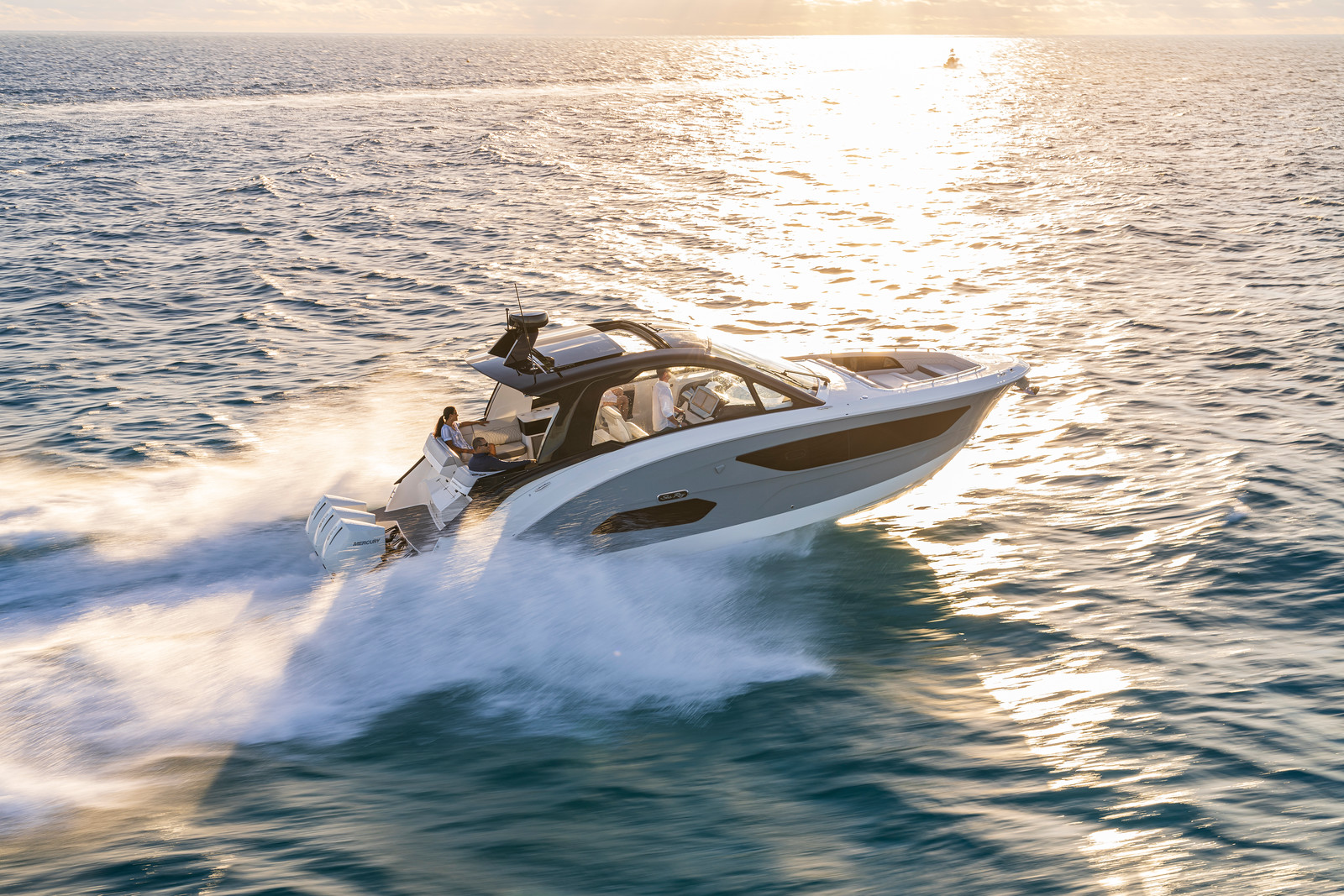Sea Ray Sundancer 370 OB: «Новый стандарт катера-круизера»