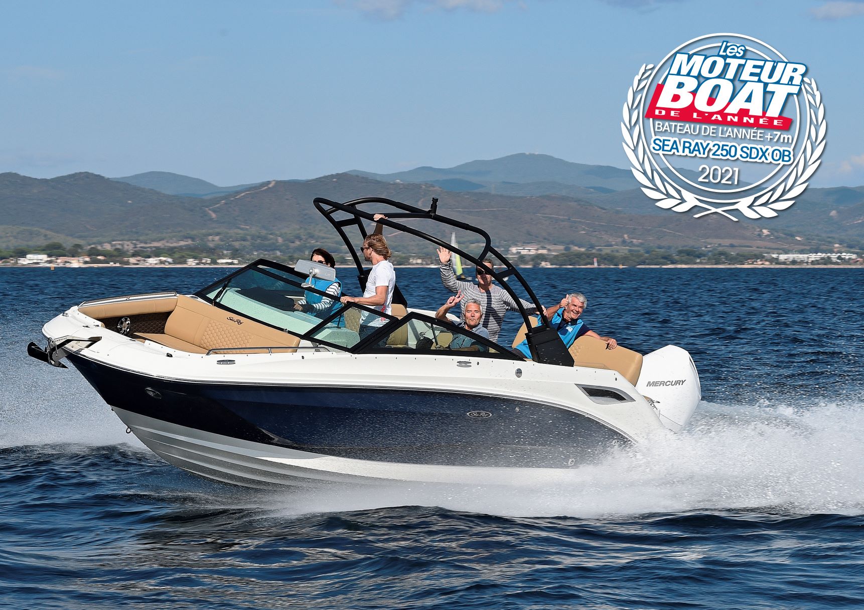 Sea Ray SDX 250 OB признан катером года по версии журнала «Moteur Boat» 