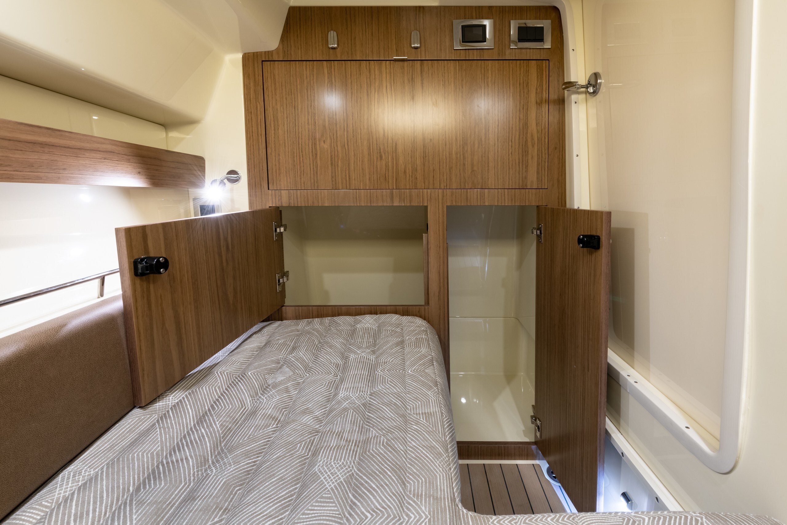 Chris-Craft Calypso 35