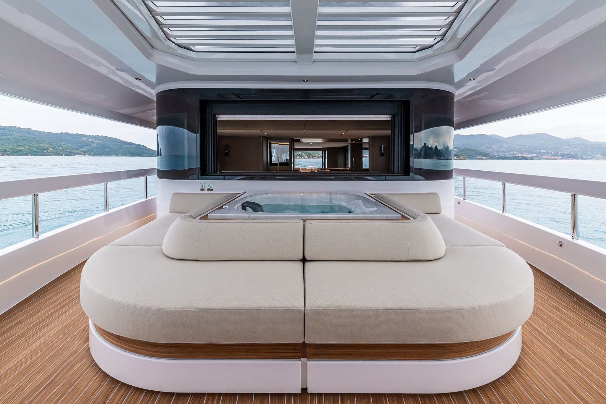 Ferretti Yachts INFYNITO 90