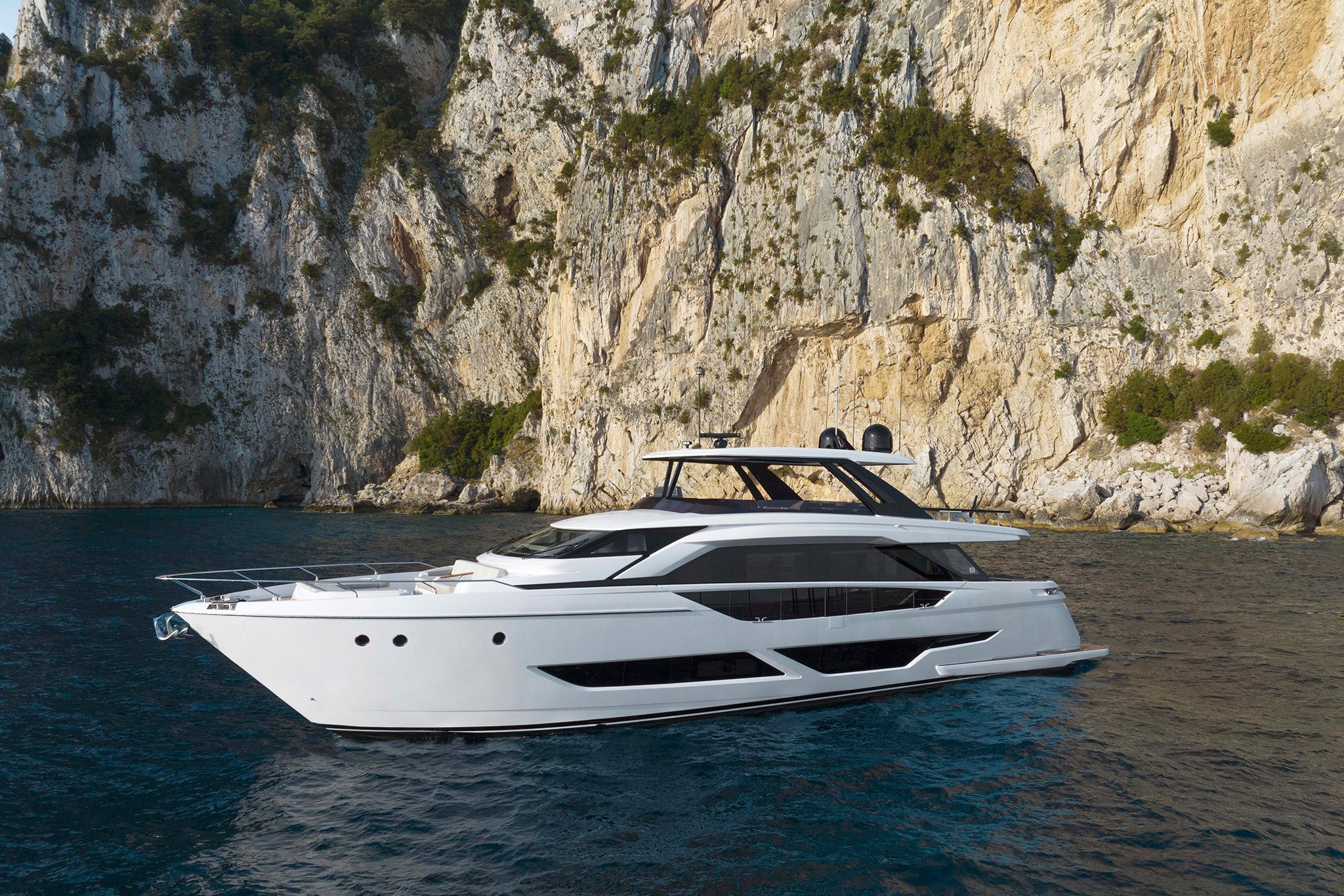 Ferretti Yachts 860