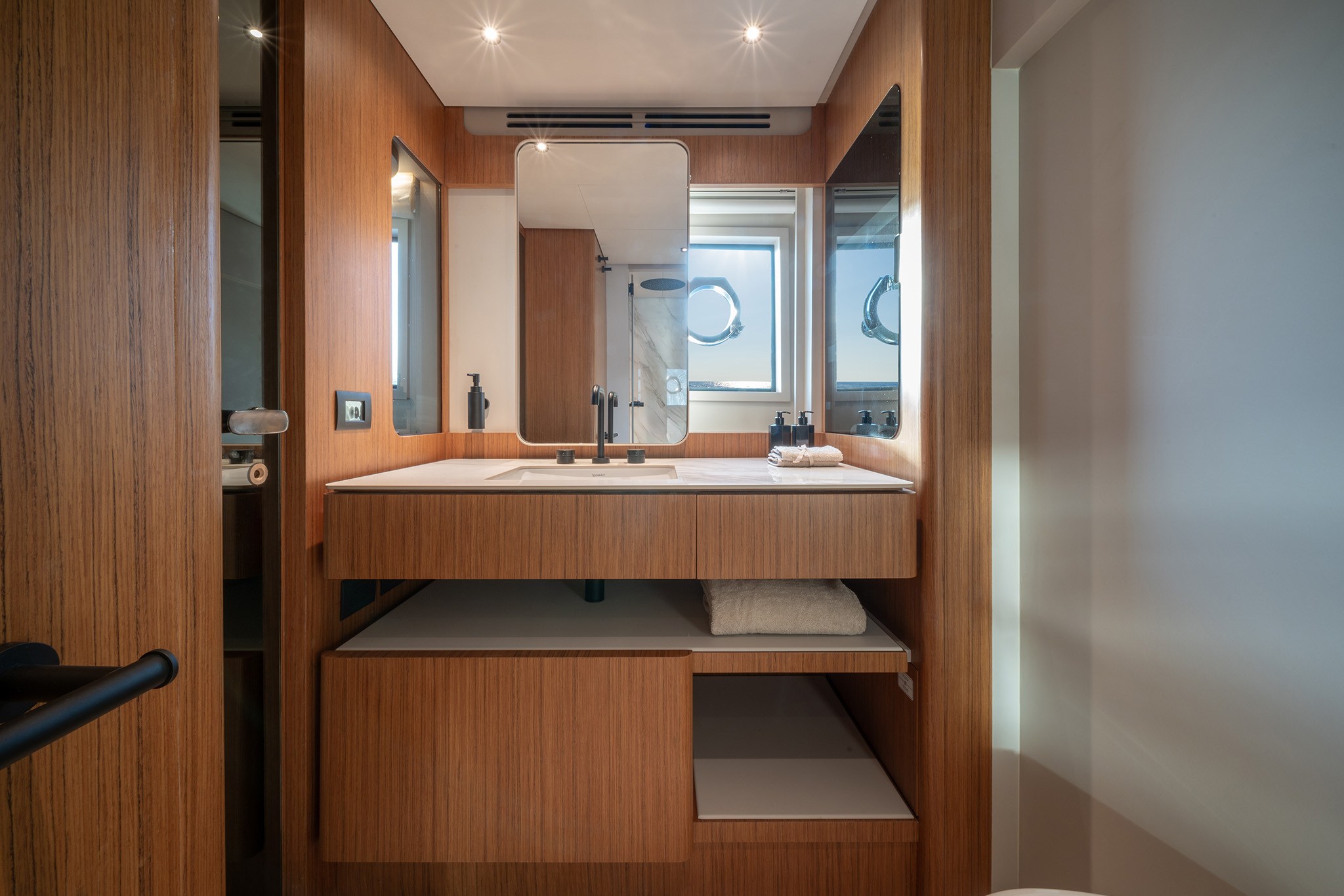 Ferretti Yachts 670