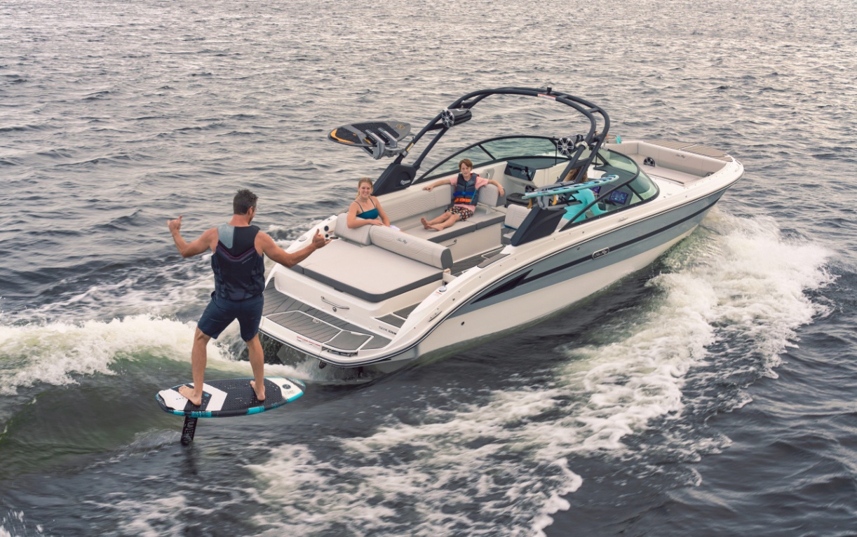 Sea Ray SDX 270 Surf: универсальный спутник для активного отдыха