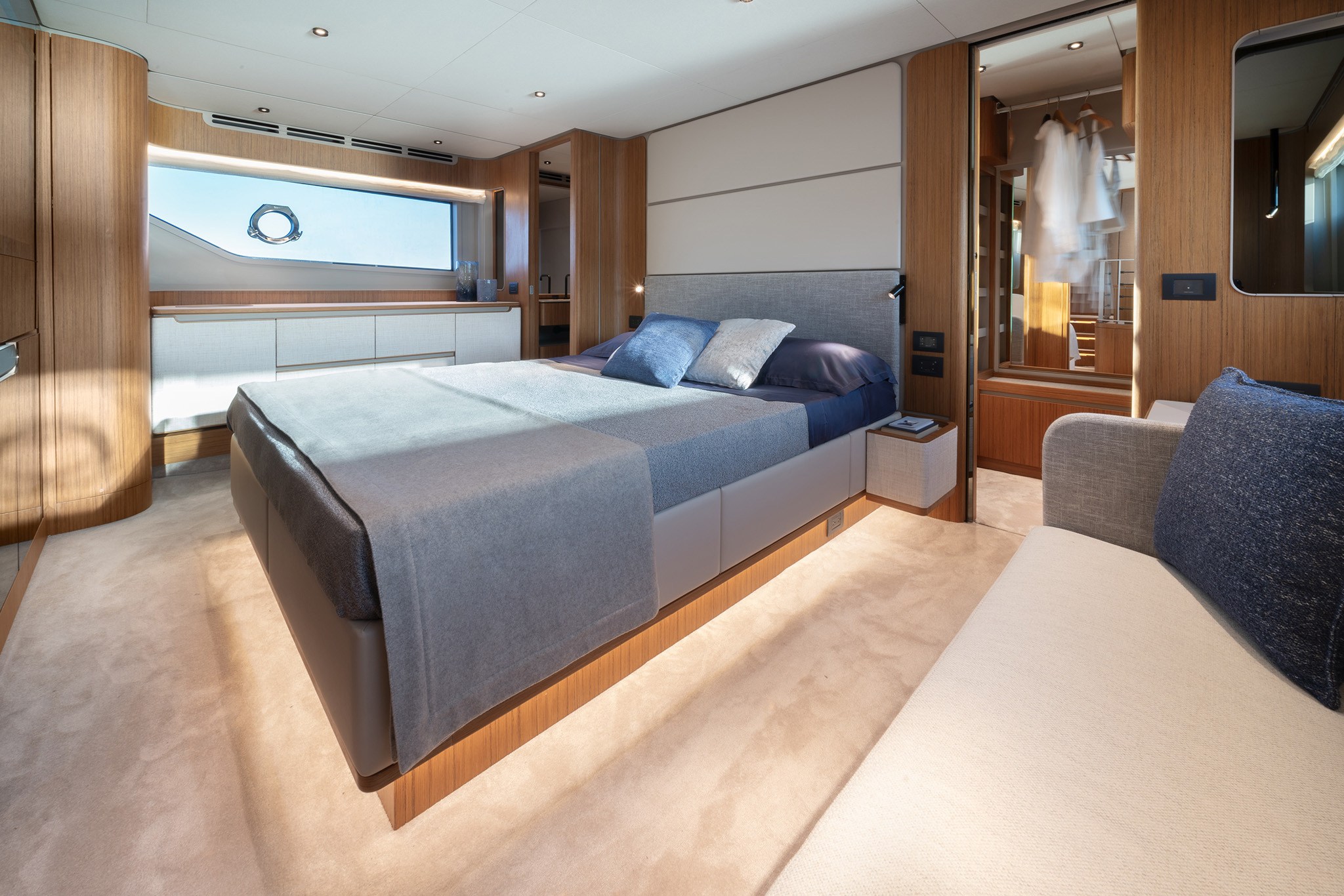 Ferretti Yachts 670