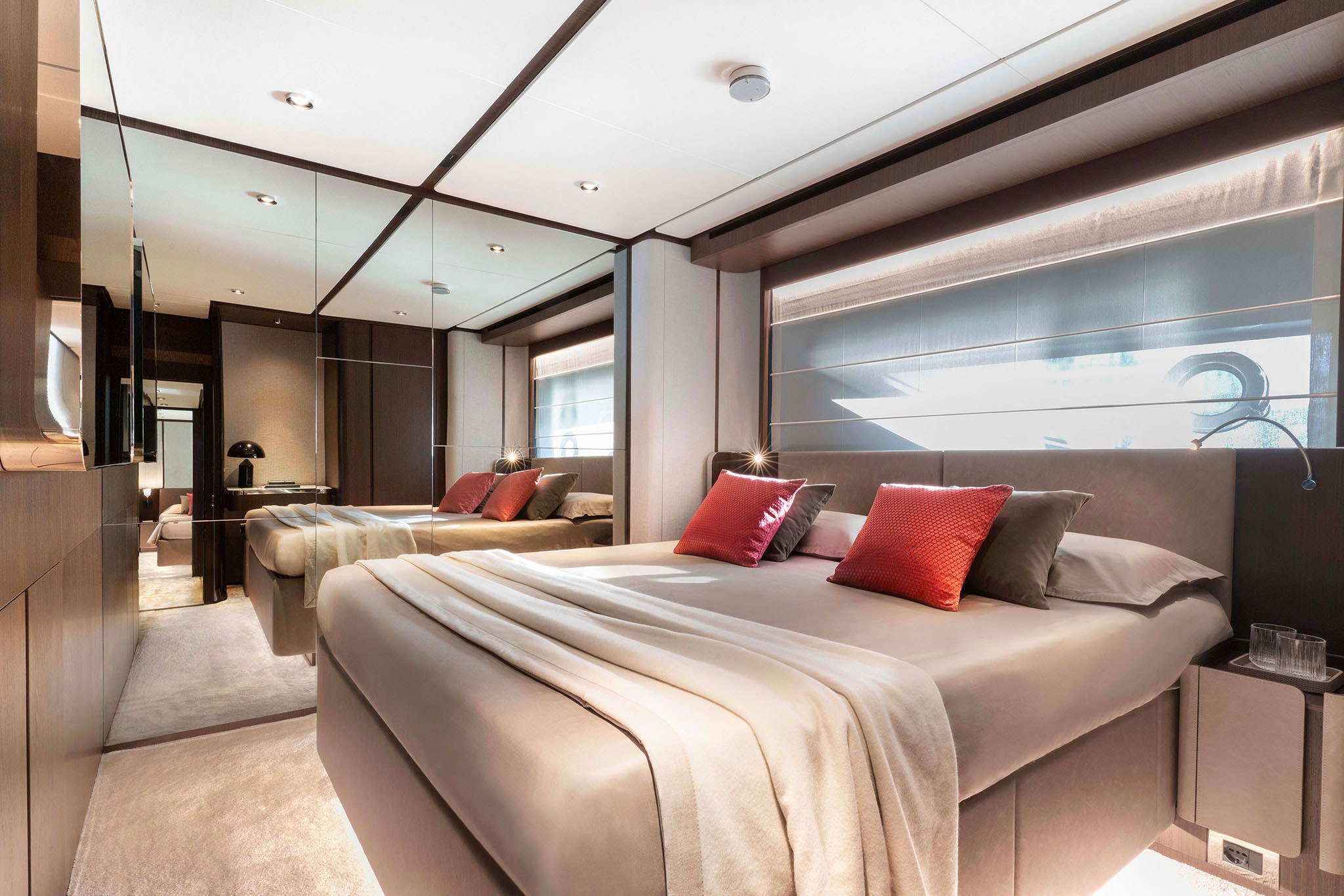 Ferretti Yachts 860