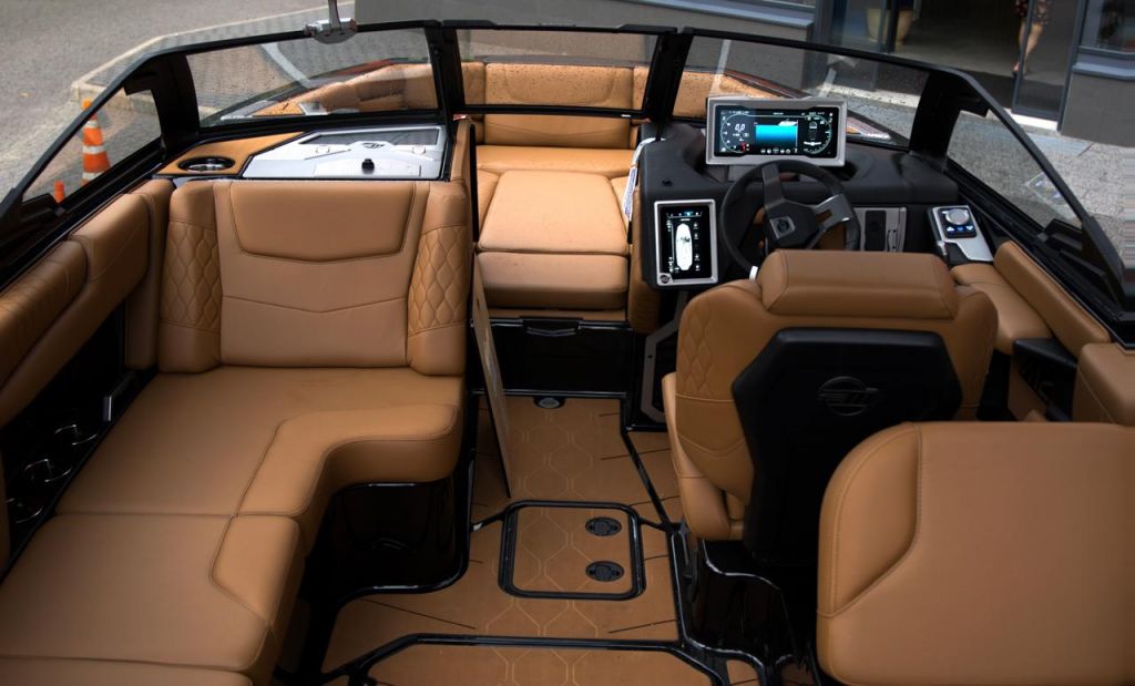 Катер-буксировщик Malibu M220 Катер-буксировщик Malibu M220