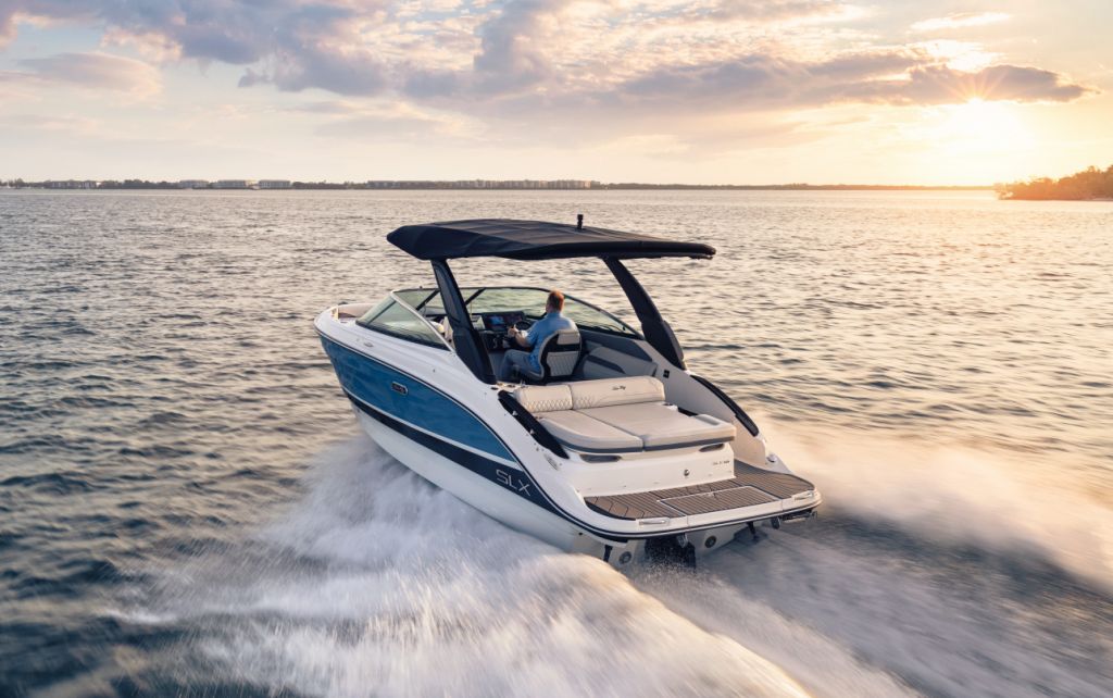 sea_rey_slx_260_slx260_running_port_stern_three_quarter_04725_select.jpg