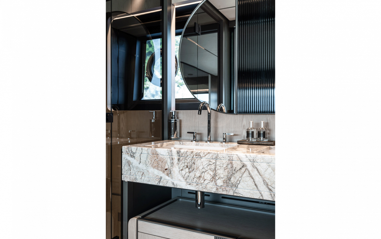 Яхта Ferretti Yachts INFYNITO 80 New фото 2.5