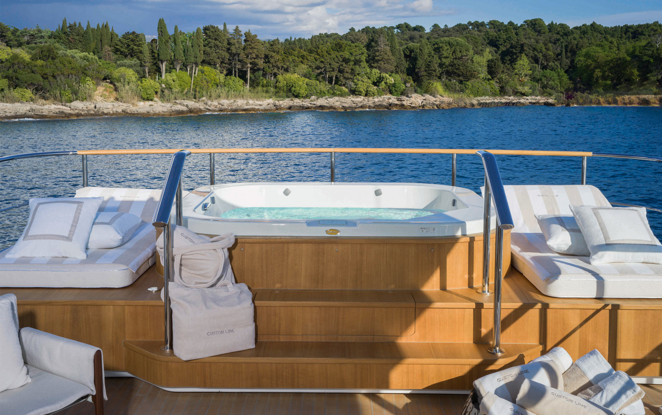 Яхта Custom Line Navetta 38 фото 2.33