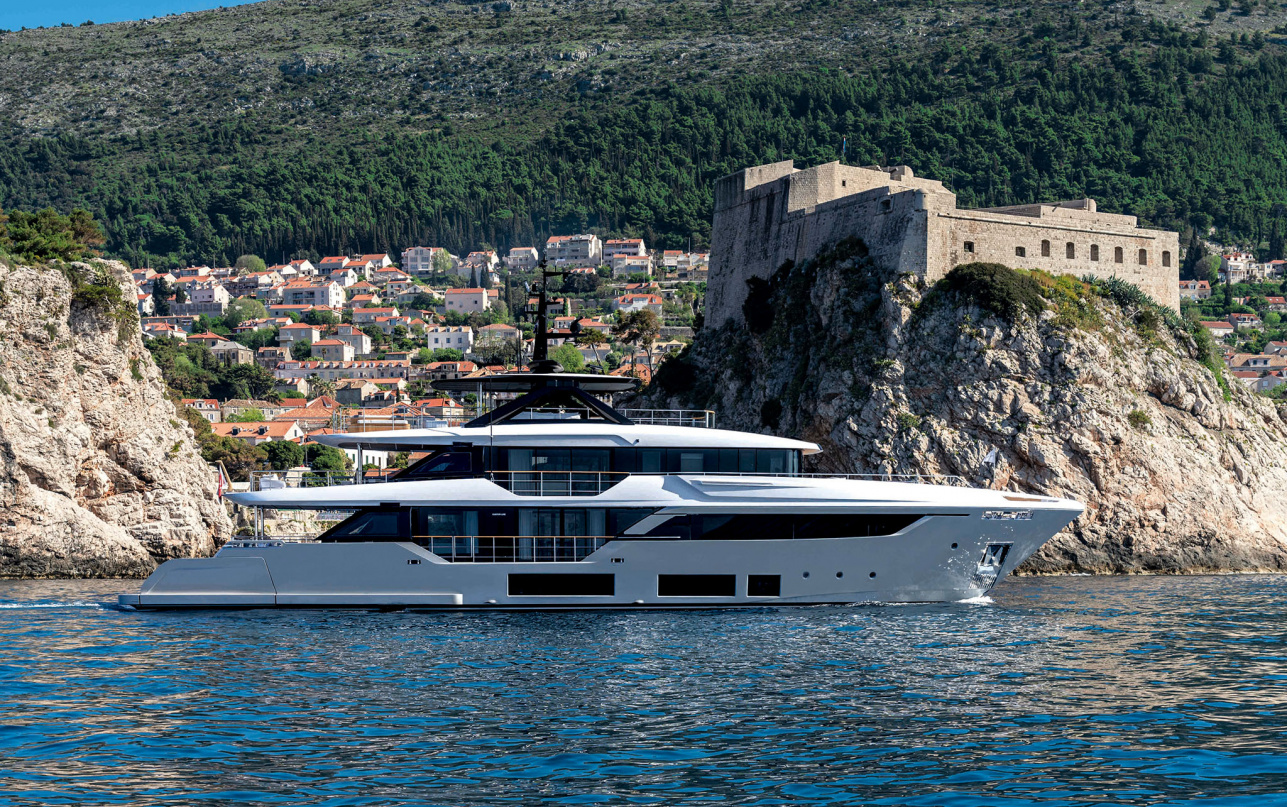 Яхта Custom Line Navetta 38 фото 1.6