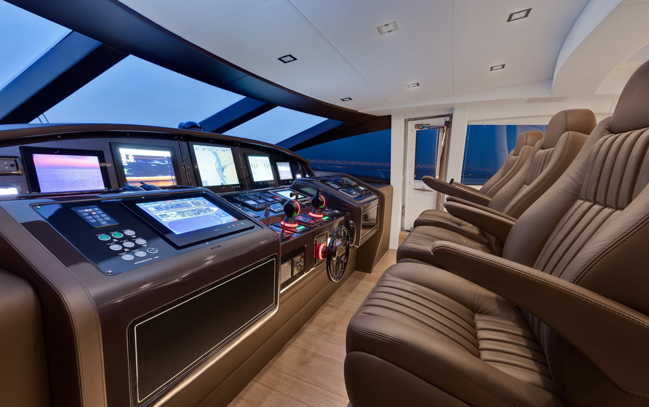 Яхта Mangusta 110 #03 фото 2.5