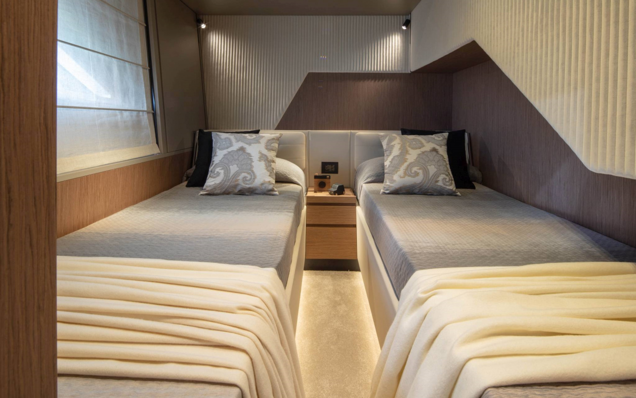 Яхта Ferretti Yachts 720 фото 2.4