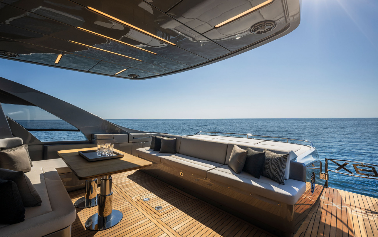 Яхта Pershing 8x фото 1.38