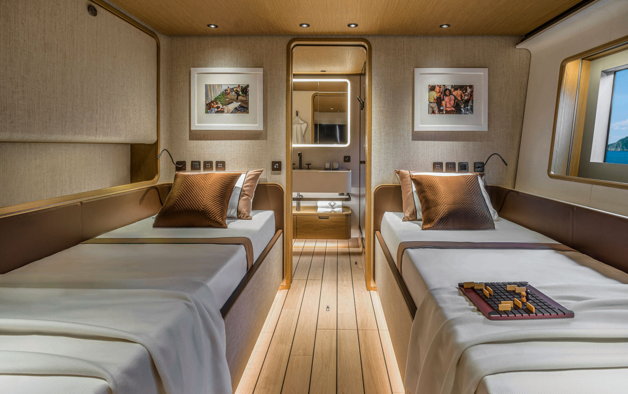 Яхта Custom Line Navetta 38 фото 2.36