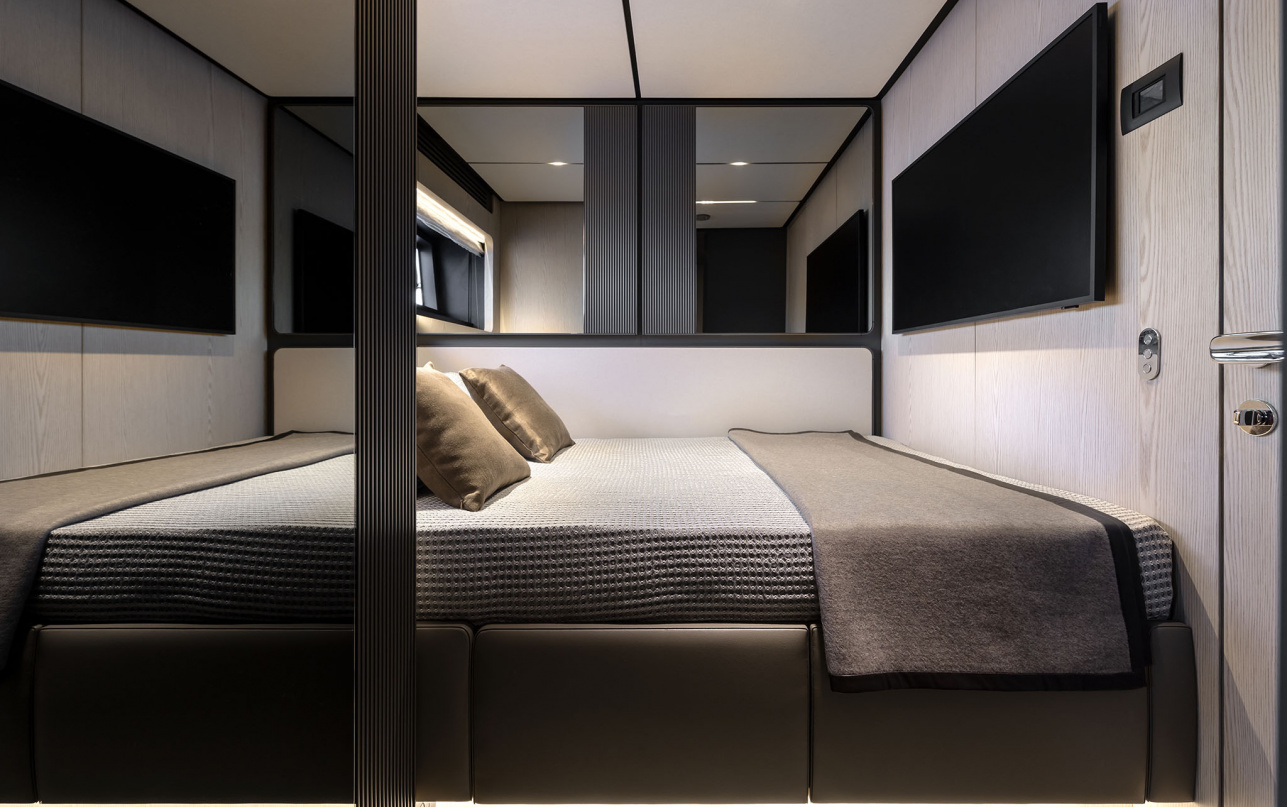 Яхта Ferretti Yachts INFYNITO 80 New фото 2.11