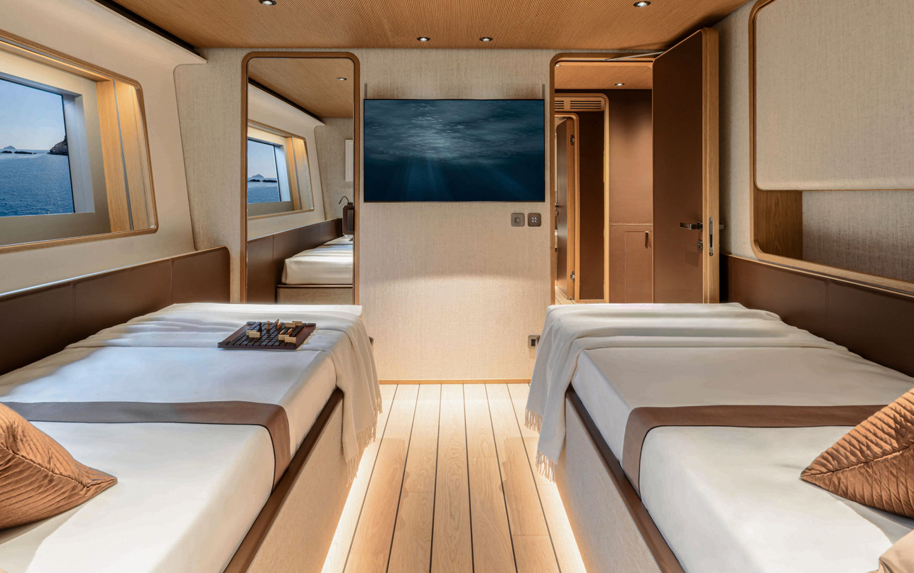 Яхта Custom Line Navetta 38 фото 2.37