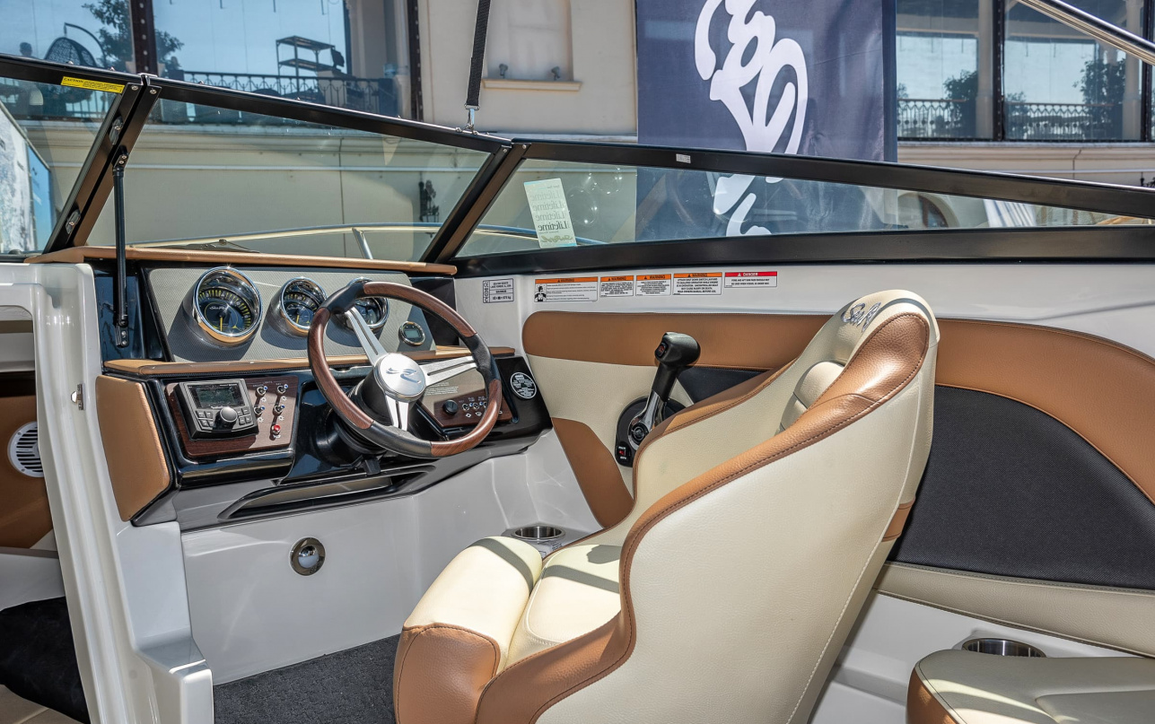 Катер Sea Ray 230 SunSport / 5 фото 1.8